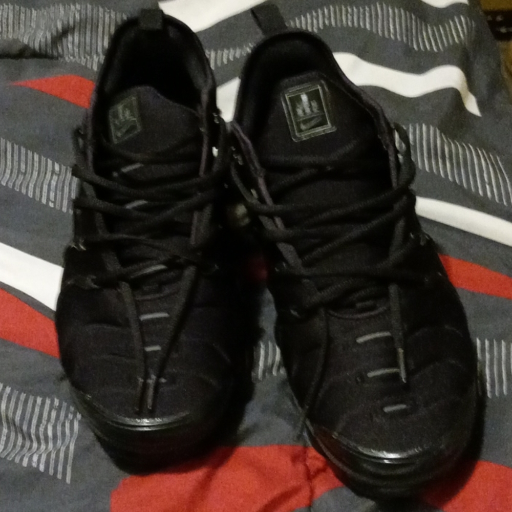 All Black Vapor Max Plus